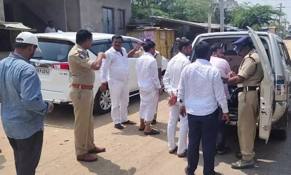 Kurnool: Be alert while checking vehicles at check posts, SP Fakkeerappa Kaginelli tells cops