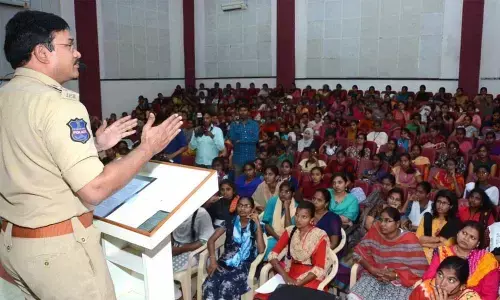 Nalgonda: SP Ranganath advises girl students to be careful while using social media