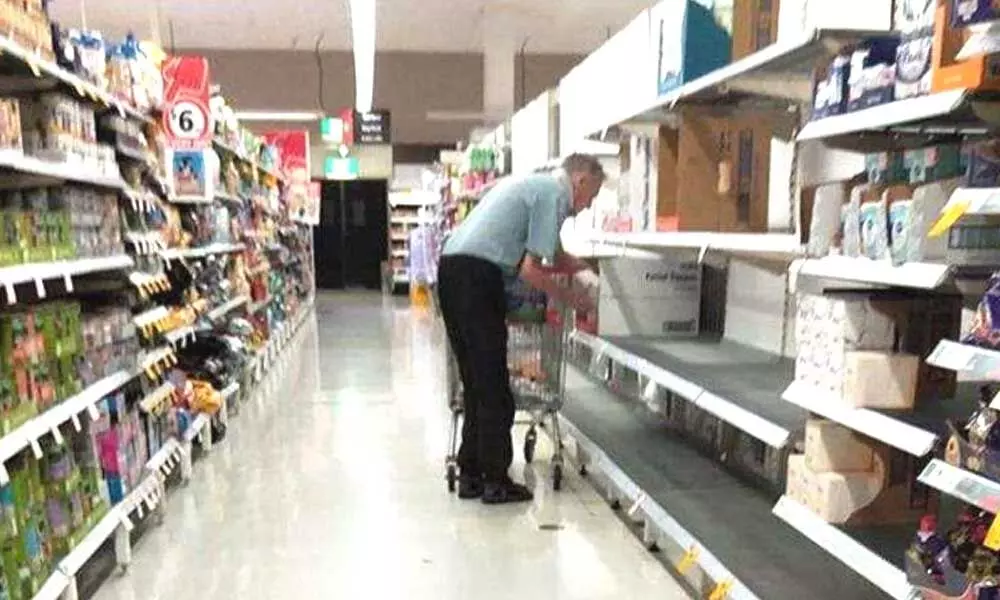 Elderly man staring at empty store rack saddens netizens
