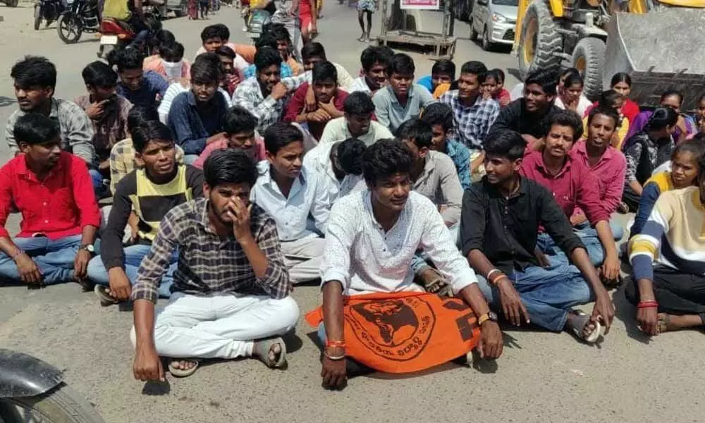 Tandur: ABVP stages protests against lathi-charge