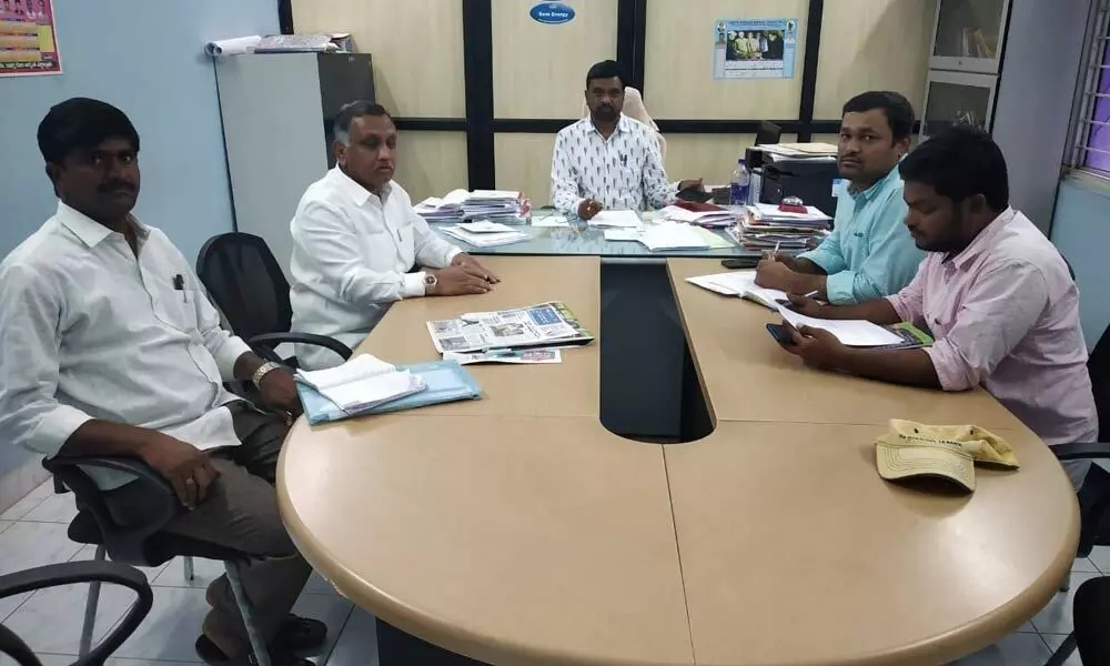 Hyderabad: Corporator Hamid Patel reviews pending works in Kondapur