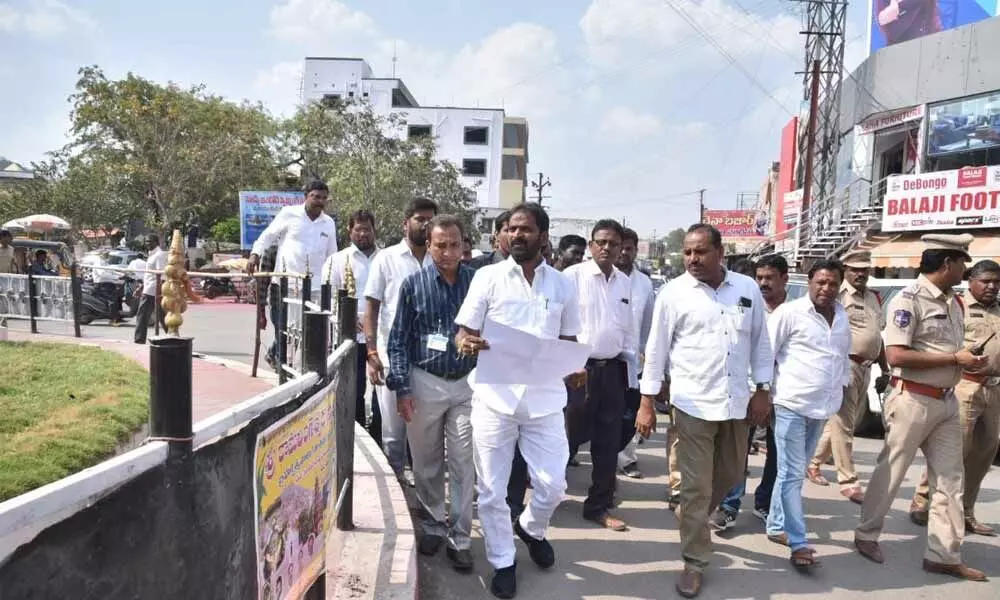 Mahbubnagar: Minister inspects plan for beautification of Clock Tower Junction