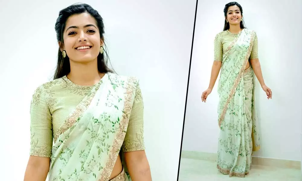 Sneha Looks Simple and Ravishing In Saree, See Pics