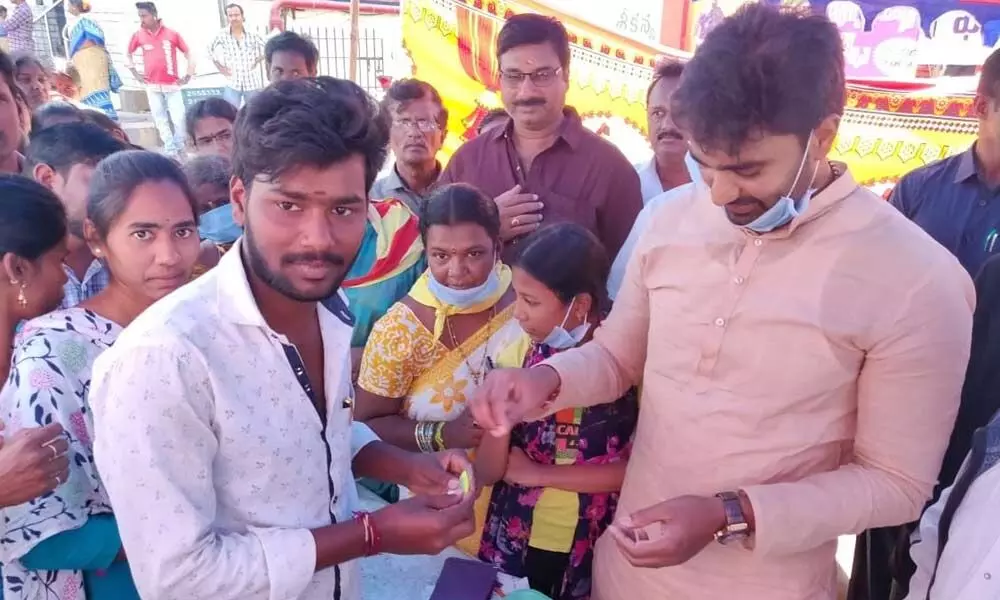 Rajamahendravaram: MP Margani Bharat Ram distributed Homeo medicine: Coronavirus
