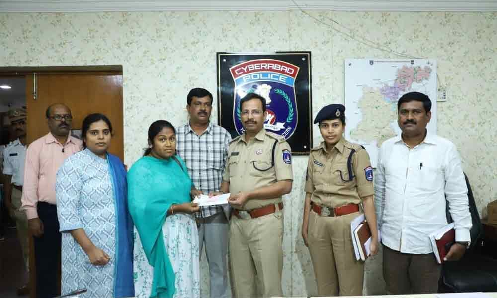 Hyderabad: Dgp Mahender Reddy Comes To The Rescue Of Woman Constable