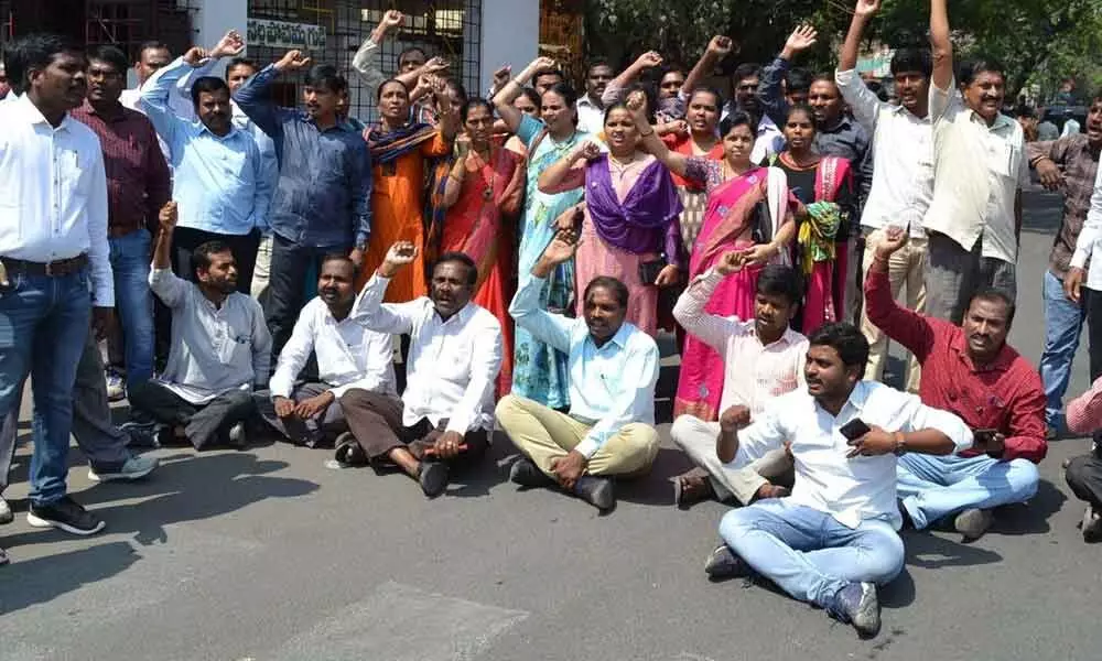 Hyderabad: Employee unions protest for PRC and against CPS