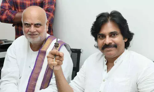 Rajamahendravaram: Pawan Kalyan visits Gowthami Library