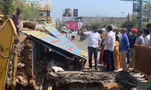 Hyderabad: Mayor Dr.Bonthu Rammohan inspects steel bridge works