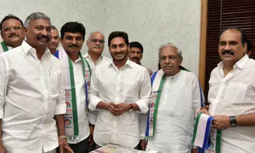 Gade Venkat Reddy, other TDP leaders from Prakasam dist join YSRCP