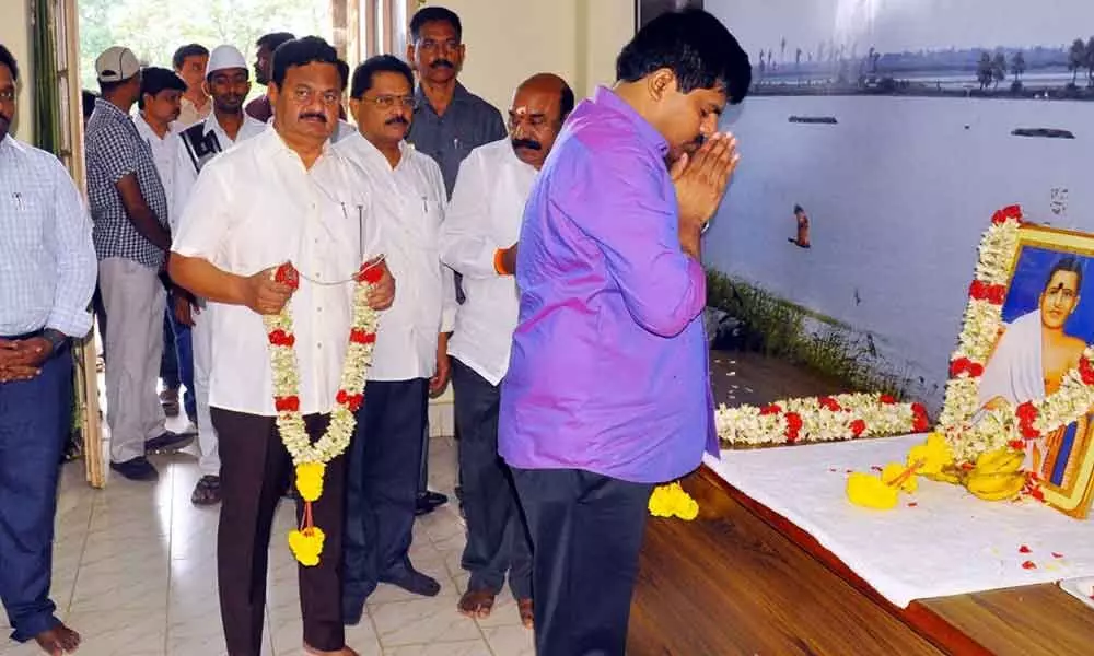 Eluru: District Collector R Muthyala Raju paid rich tributes to freedom fighter Potti Sriramulu at the Collectorate
