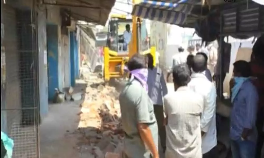 Municipal staff removes illegal encroachments in Nizamabad
