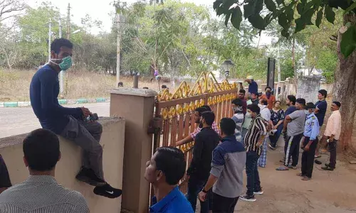 Hyderabad: TPCC spokesperson Syed Nizamuddin raises stink over lack of facilities at quarantine centre
