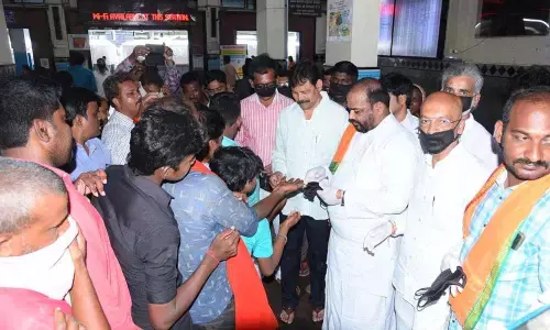 Rajamahendravaram: BJP leaders distribute homeo medicine to people