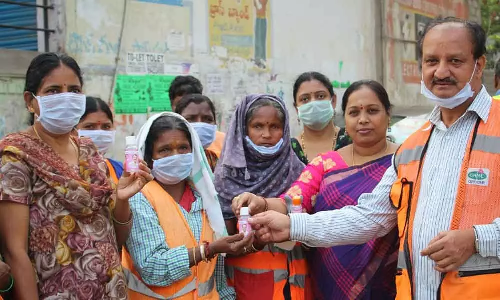 Hyderabad: Cheruku Sangeetha Prasanth Goud distributes masks in Nagole