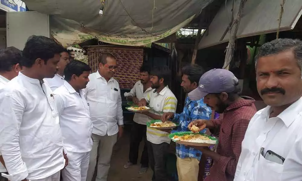 Hyderabad: 5-a-meal centre inspected by corporator Dodla Venkatesh Goud
