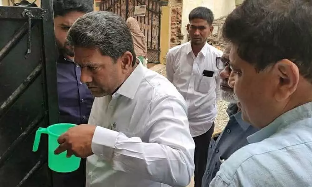 Hyderabad: MLA Kausar Mohiuddin visits areas getting contaminated water
