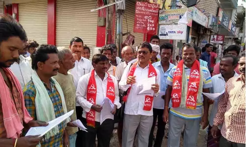 Hyderabad: Labourers suffering hunger pangs in BN Reddy Nagar