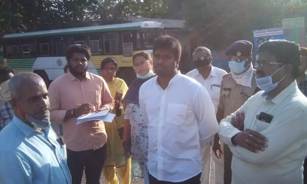 Sanction leave for sick bus drivers, conductors: Civic chief Abishikt Kishore at Rajamahendravaram