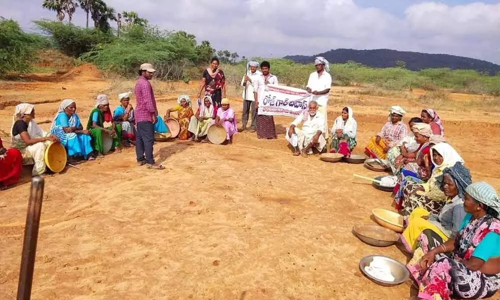 Ongole: Prospects of going hungry spook labourers