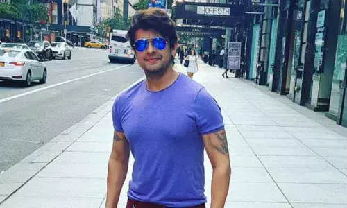 Sonu Nigam extends his stay in Dubai