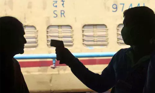 COVID-19: Spooked migrant workers quit Maharashtra