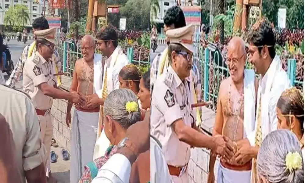 Coronavirus effect: Couple marries on road at Alipiri amid closure of TTD