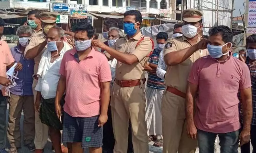 Guntur: Police distribute masks, sanitisers