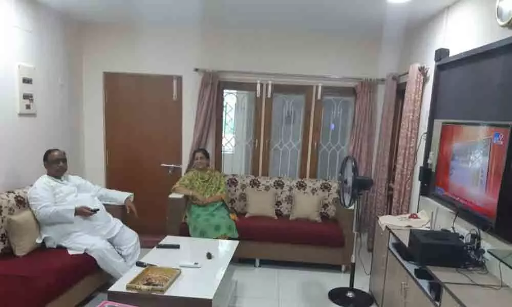 Karimnagar: MLA Vodithela Sathish Kumar lauds people on Janata Curfews success