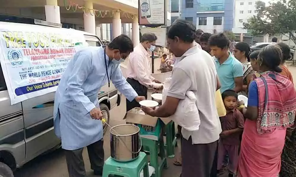 Hyderabad: Good Samaritans distribute food at hospitals, to homeless