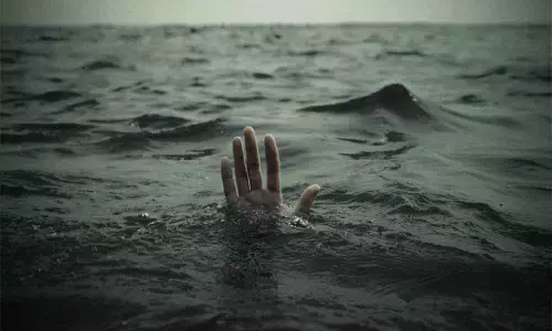 Woman, her two children jumps into lake in Karimnagar