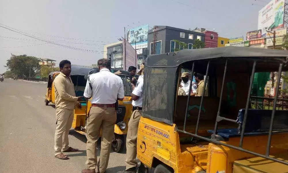 Hyderabad: Cops see red as autos defy rules at Suchitra Circle