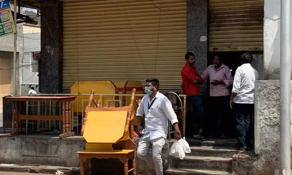 Hyderabad: Lockdown rules defied brazenly at Charminar