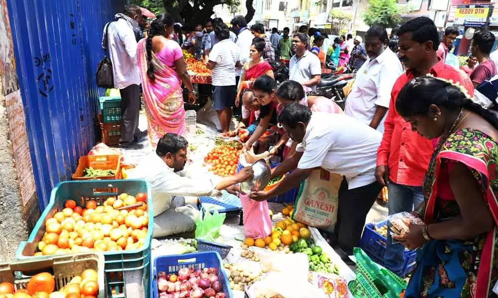 Tirupati: Citizens throng Rythu Bazaar to buy vegetables in panic