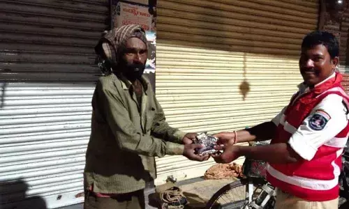 Cyberabad: Good Samaritans rush out to help destitute