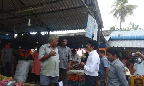 Kakinada: Collector D Muralidhar Reddy inspects Rythu Bazar Kakinada: Collector D Muralidhar Reddy inspects Rythu Bazar