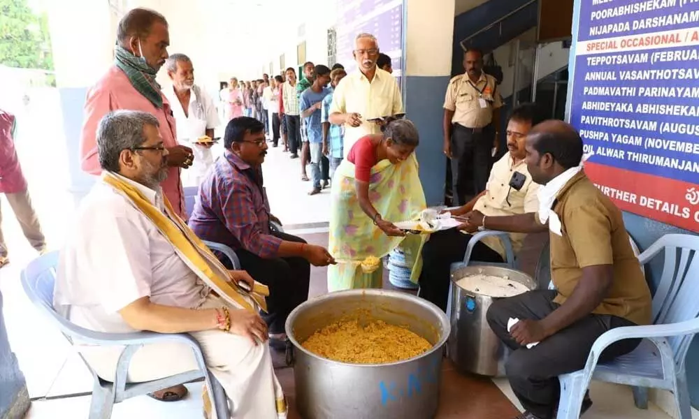 Officials provide free food for TTD pilgrims, shows human face of govt amidst lockdown