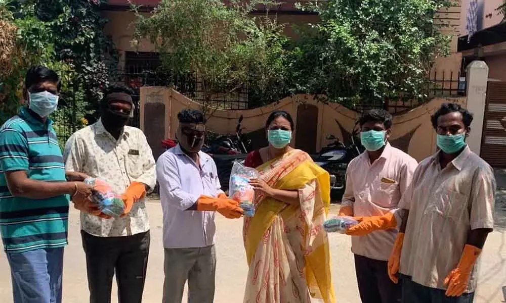 Hyderabad: Corporator Pavani Manipal Reddy distributes gloves & masks in AS Rao Nagar