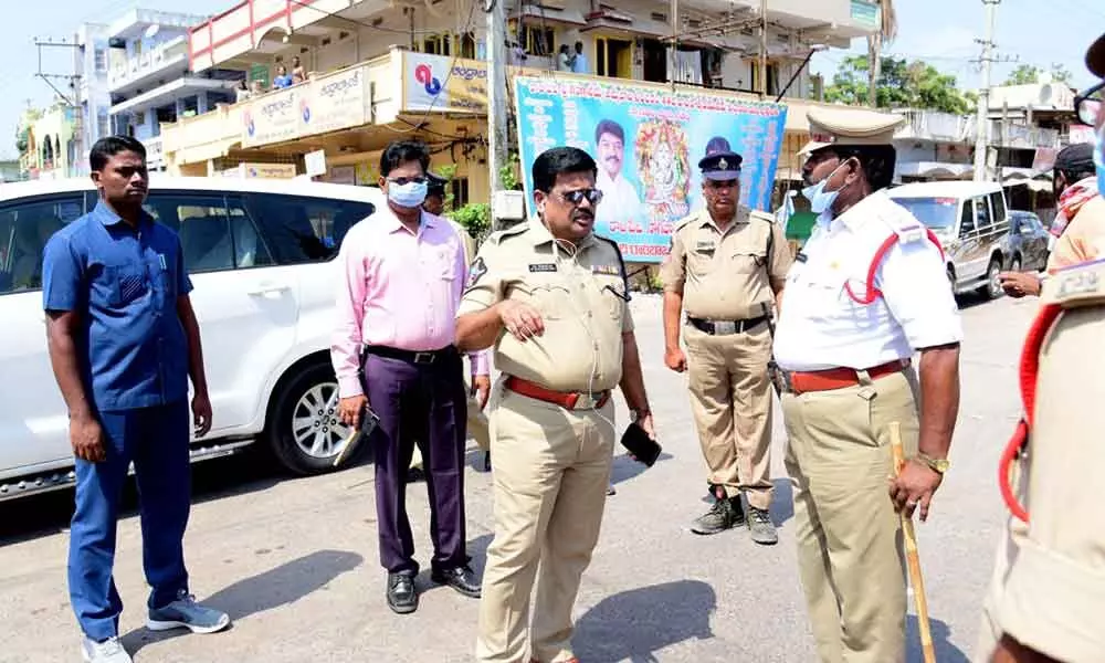 Machilipatnam: SP M Ravindra Babu inspects lockdown