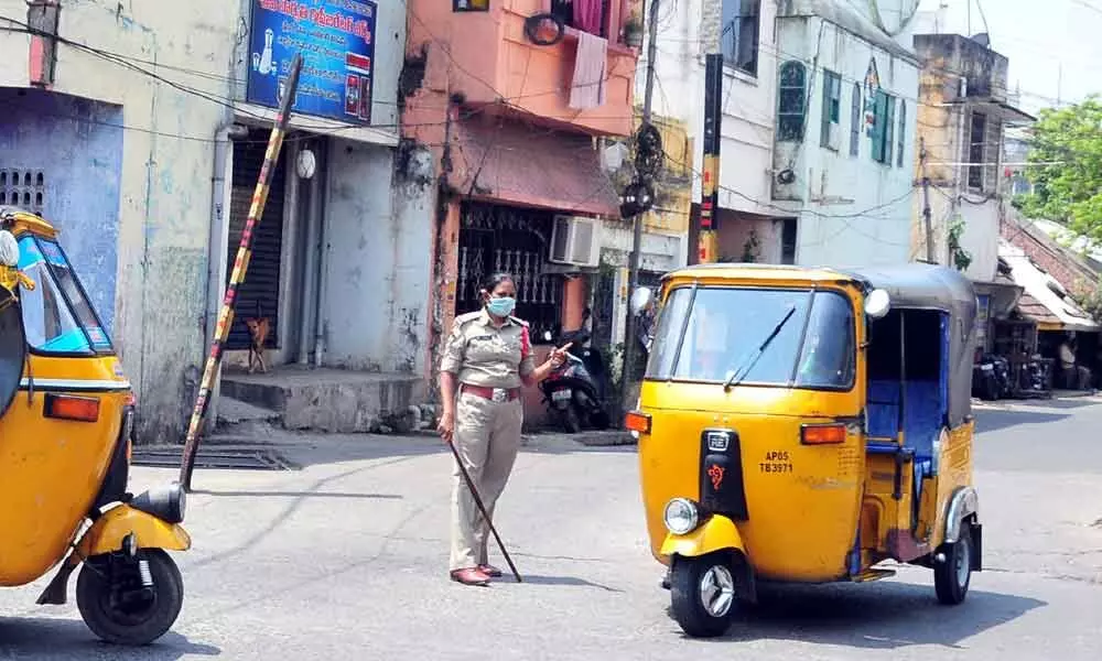 Rajamahendravaram: Policemen take commuters to task