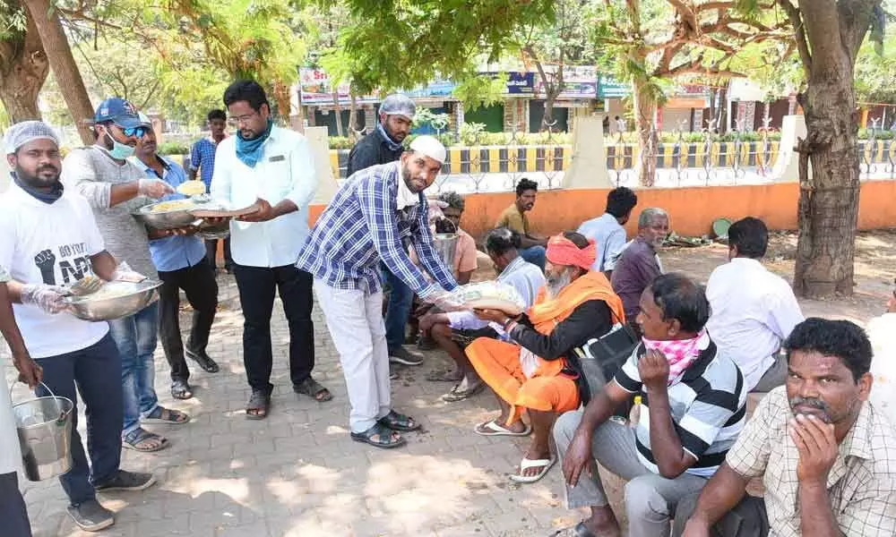 Rajamahendravaram: Jamaat-e-Islami Hind members distribute food among beggars