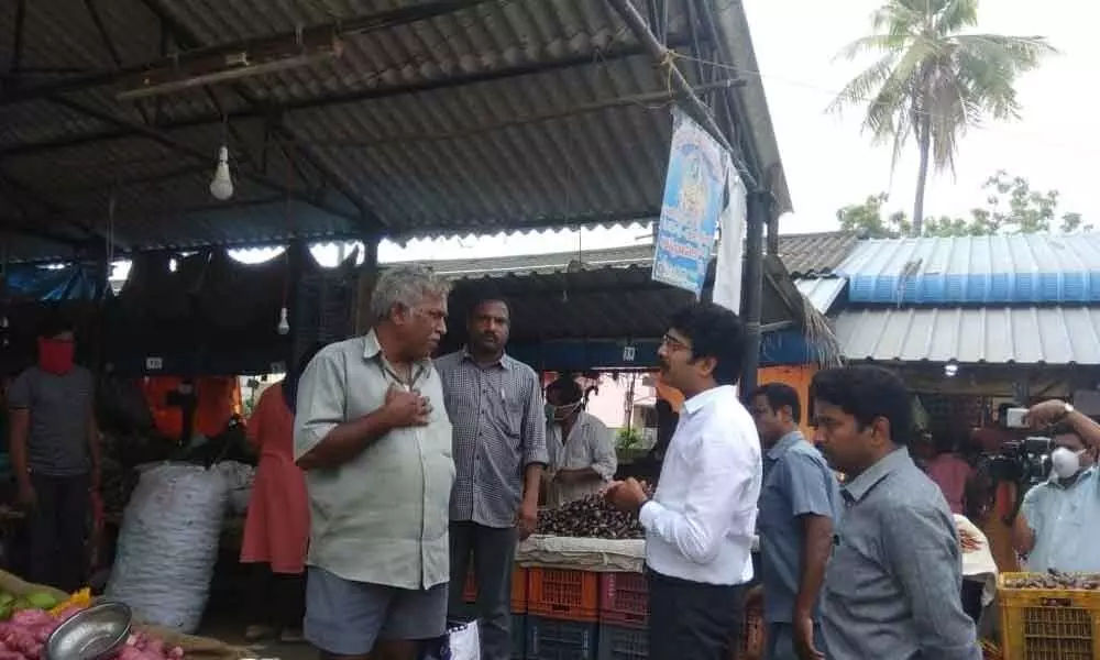 Kakinada: Collector D Muralidhar Reddy inspects Rythu Bazar