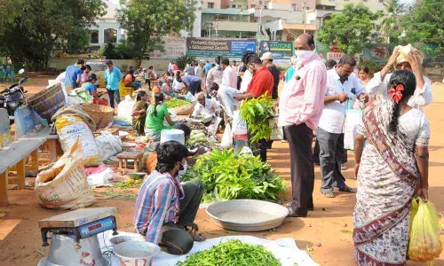 Guntur: People ignore social distancing rule