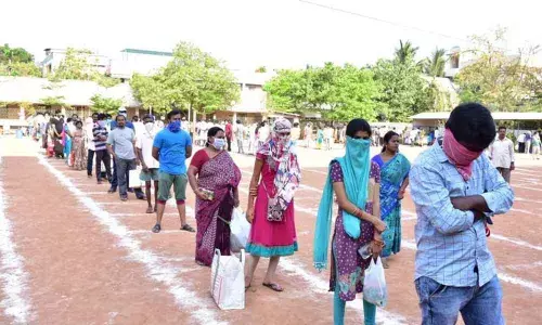 Kakinada: MLA Dwarampudi Chandrashekhar Reddy, civic chief K Ramesh inspect Rythu Bazaar