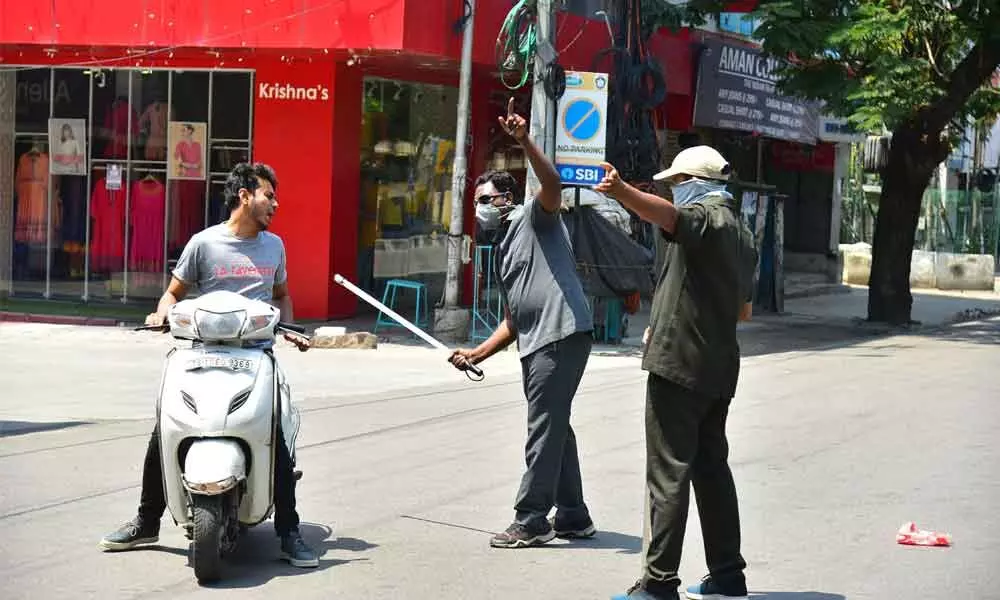Hyderabad: Policeman on the streets in the city caning at sight, no mercy to violators
