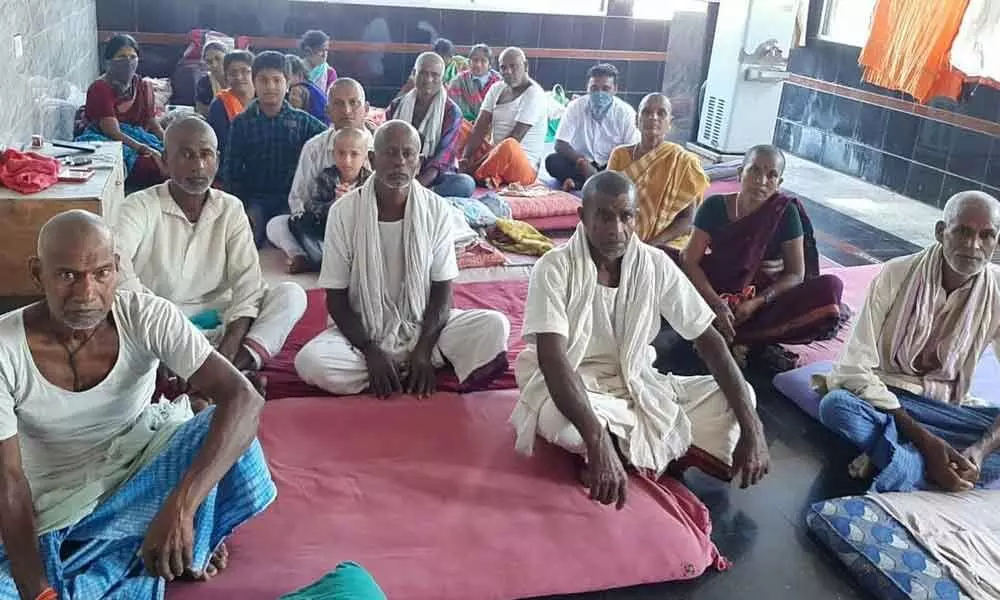 Srikakulam: Pilgrims, fishermen stranded outside State amid lockdown