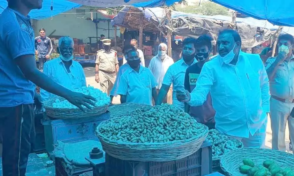 Hyderabad: MLA Arekapudi Gandhi inspects veggies market in Serlingampally