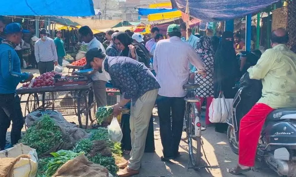 Hyderabad: Buyers crowd markets, ignore social distancing in Charminar