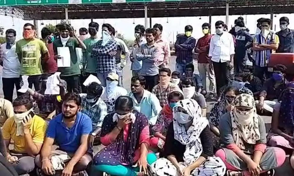Kurnool: People from Telangana, AP stranded at toll plaza