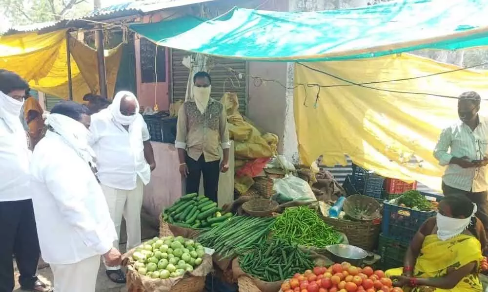 Adilabad: MLA Jogu Ramanna creates awareness on corona among fruit, vegetable vendors