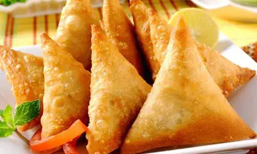 Weekend Snack Ideas: Yummy Homemade Onion Samosa